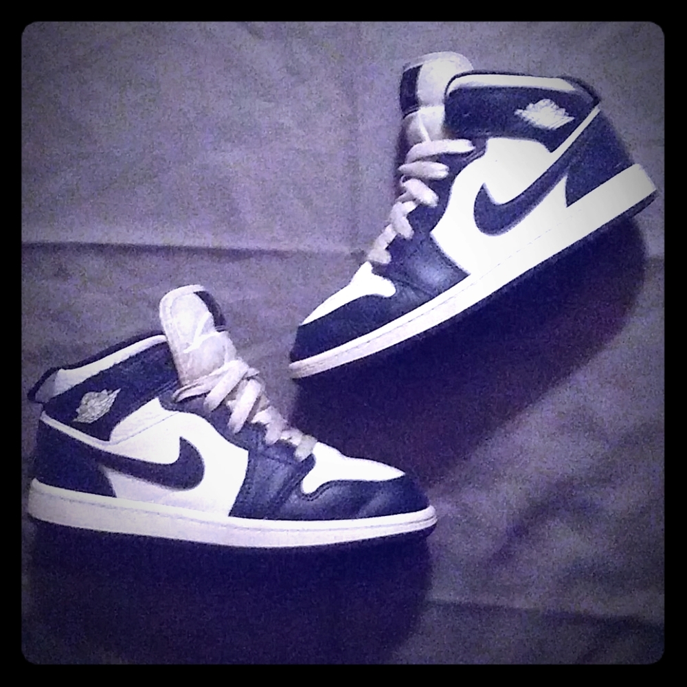 *EXCELLENT USED* Size 2y Retro Jordans - Picture 1 of 3